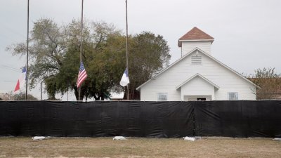 得州小镇萨瑟兰斯普林斯的第一浸信会教堂，警方在现场的搜证行动周四结束，教堂外围围起黑网。