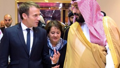 沙地王储默罕默德（右）周四接待到访的法国总统马克龙。以默罕默德为首的沙地最高反腐委员会，在过去一周逮捕了超过200人。