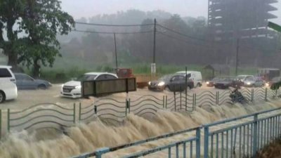 邓普叻路发生闪电水灾，虽然水位不高，车辆依然可以穿行，但大量雨水涌入河流时，形成“小瀑布”奇景，该路段也在下班时段造成交通严重瘫痪。