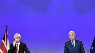  英国“脱欧”事务大臣戴维斯（左）和欧盟“脱欧”首席谈判代表巴尼耶
