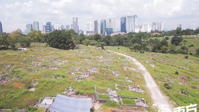 拥有超过百年历史的吉隆坡福建义山，占地共148英亩，董事会议议决成立一个由7人组成的“义山专案调查小组”，调查筑墓越界问题。（摄影：徐慧美）