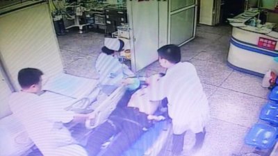 图为患者被往柳州市中医院急诊科抢救。（图取自中新社）