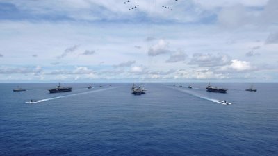 美国海军上一次有3艘航母齐聚西太平洋，是在2007年，当时“尼米兹”号、“小鹰号”号和“斯滕尼斯”号参与“2007勇敢之盾”（Valiant Shield）大型演习。