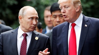 [下午2:05, 2017年11月12日] +60 12-303 6346: APEC峰会与会领导人周六拍全体照时，美国总统特朗普（右）和俄罗斯总统普京短暂交谈。