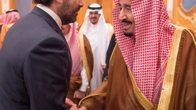 [下午3:47, 2017年11月12日] +60 12-303 6346: 沙地阿拉伯王室发放照片显示，哈里里周六在利雅得与沙地国王萨勒曼见面时，双方亲切握手。