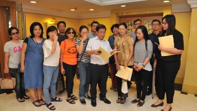 陈国伟（左6）周一陪同Sky Vista公寓居民到吉隆坡市政局出席听证会。（摄影：陈为康）
