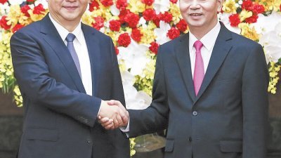 中共总书记、国家主席习近平周一在河内主席府，与越南国家主席陈大光举行会谈，并合影留念。（摄影：新华社）