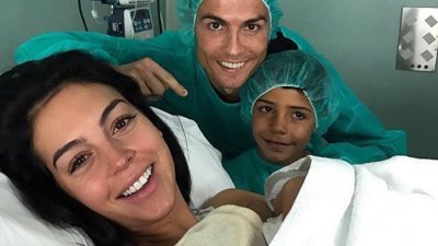 葡萄牙足球巨星C.罗纳度（后）在推特和IG宣布女友乔吉娜（前）周日为他生下女儿。翻摄C罗推特