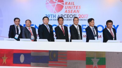 莫哈末拉尼（左4）与东盟6个成员国的铁路机构代表一起为“第39届东盟铁路公司首席执行员会议”主持开幕，希望借此平台促进铁路发展的交流。（摄影：曾钲勤）