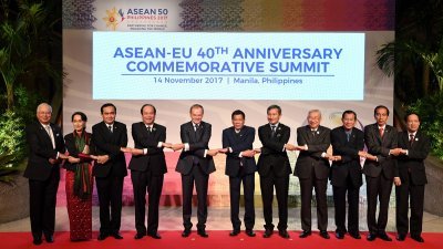 首相纳吉（左）周二在菲律宾马尼拉出席东盟+3峰会，出席该峰会的除了东盟10个成员国领导人以外，还包括日本首相安倍晋 三（左6）、韩国总统文在寅（左5），以及中国总理李克强（左8）。出席东盟+3峰会的国家领导人，在会议开始前先以招牌的 “东盟式握手”合照。左2起为缅甸领导人昂山淑姬、泰国首相巴育、越南总理阮春福、菲律宾总统杜特蒂、新加坡总理李显 龙、寮国代表、柬埔寨首相洪森、印尼总统佐科及东盟秘书长黎良明。