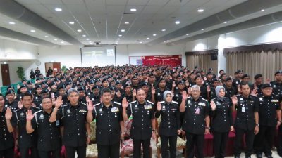 慕斯达法（前排左5）率领移民局官员及239位学员宣誓。