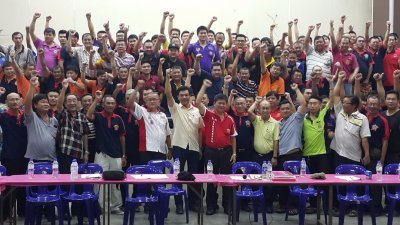 北马4州51个义消队组织300多名队员坚决反对义消队被政府接管，左5起霹雳峇眼色海义消队顾问王加发、梅振仁及召集人梁亚丁。（摄影：张瑞强）