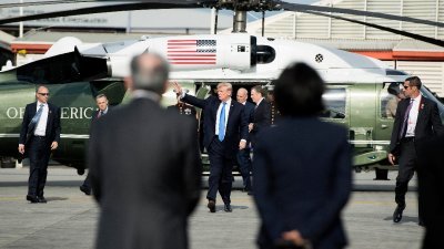 美国总统特朗普周二乘搭直升机前往机场，乘搭专机“空军一号”返回美国，他在离开前向送机者挥手道别，为此次的亚洲行划下句点。