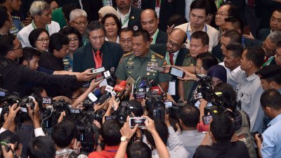 印尼武装部队总司令加托（中）日前在雅加达接受传媒采访，说明巴布亚省发生的分离分子劫持人质事件。