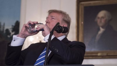 特朗普在记者会期间的喝水举动成为网民笑柄。