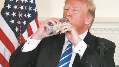 美国总统特朗普在白宫的记者会上喝水，成为网民笑柄。