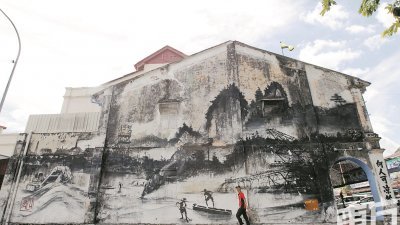 铁船采矿壁画是尔纳斯在怡保的7幅作品之一，且被誉为怡保最具代表性的壁画。（摄影：李家俊）