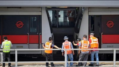 新加坡两列地铁列车周三发生碰撞，工程人员到了周三下午接近4时，现场初步调查告一段落后才把列车移走。