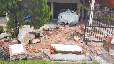 王福韡住家门前的围墙于今年农历新年期间，被一辆失控的轿车撞倒，如今刚维修好，其停放在门前的轿车又被撞毁，令他苦不堪言。（事主提供）