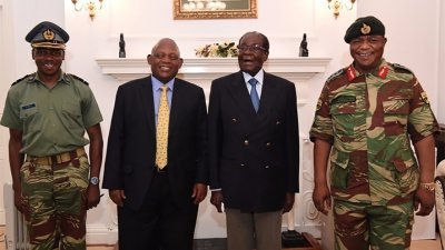 津巴布韦广播公司（ZBC）周四发布总统穆加贝（右2）和国防军司令奇温加（右）、南非代表团及天主教神父穆科诺利等人，在总统府开会及合照的画面。