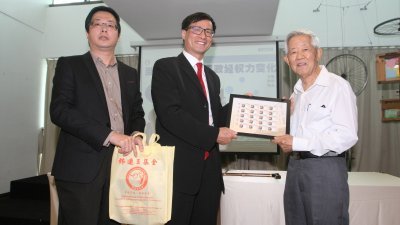 林连玉基金顾问刘锡通（右）赠送纪念品予何包钢（中），左为潘永强。