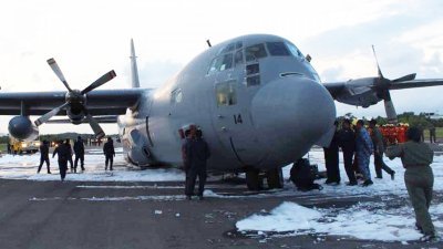 大批皇家空军在大力士C-130运输机紧急降陆后，对军机内外进行深入检查，以调查故障主因。