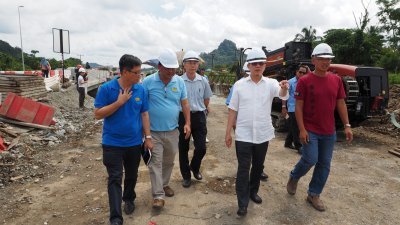 法迪拉（右2）在部门官员及承包商的陪同下，巡视晋连路15哩 的泛婆大道提升工程。