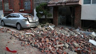因地球自转略微变慢，美国地质学家预测从明年起，每年至少有20次地震，而发生区域靠近赤道。图为上周三发生在韩国庆尚北道浦项市的5.4级地震，造成部分建筑倒塌，砖瓦压毁停在路旁的车子。