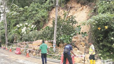 吉隆坡市政局官员周日到隆市孟沙武吉班达拉也的土崩地点了解情况，并称已知会大马公共工程研究院，要求后者安排人员前来勘察。（摄影：张訏萍）
