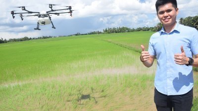 曾敬杰从2017年年初开始积极推广无人机施肥，至今已为2000英亩稻田进行除草施肥，未来发展潜能庞大。