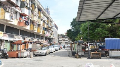 半山芭为食街1 0 档口被烧毁后，目前已按吉隆坡市政局要求，重建同样规格的新档口，惟其他未受影响档口则照旧以各摊位方式营业。（摄影：颜泉春）