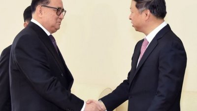 宋涛（右）周日与朝鲜劳动党副主席李洙墉举行会谈，并就朝鲜半岛局势、区内局势及双边关系，交换意见。