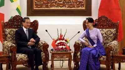 中国外交部长王毅（左）周日在内比都，与缅甸国务资政兼外交部长昂山淑姬举行会谈。-新华社-
