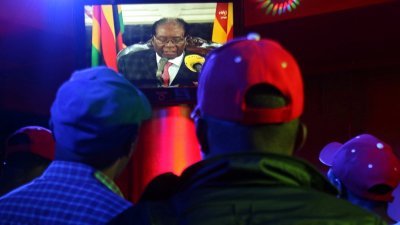 民众聚集在津巴布韦首都哈拉雷一间酒吧，收看93岁的总统穆加贝发表电视演说，但他未如预期请辞下台。-路透社-