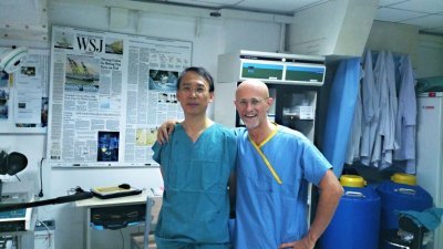 中国哈尔滨医科大学骨外科医生任晓平（左），与意大利神经学家卡纳韦罗合作，利用人类遗体完成“换头”手术。