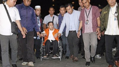 涉贪的印尼国会议长塞特亚，周日晚坐著轮椅前往拘留中心。-法新社-