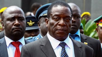 遭总统穆加贝解除副总统职务的姆南加古瓦（中），表示若其人身安全得到保障，将会在近期返回津巴布韦。-法新社-