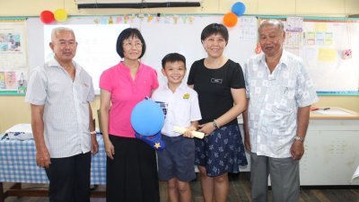 许金凤（左2起）颁发毕业证书和礼物予萧顺洋。左起蔡水来、老师蔡慧治，以及林老龙陪同。