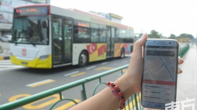 “雪兰莪智慧交通系统”手机应用程式，虽然能让搭客预算免费巴士的到站时间，然而碍于宣传力不足，与部分功能不尽其善，导致下载量略低。（摄影：徐慧美）