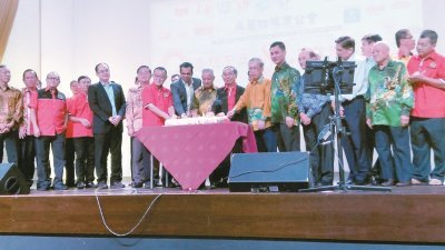 邹长财（前排左11起）与何子孟带领所有嘉宾及会员合切周年庆蛋糕。