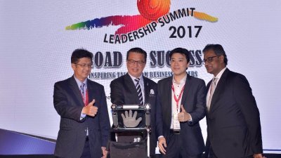 廖中莱（左2）为2017年马来西亚资讯工艺业协会领导峰会开幕。左起为陈棋雄、郑凯文及柯比。