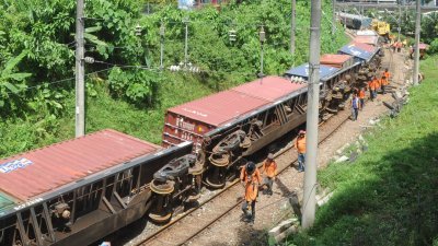 尽管马来亚铁道公司已派遣人手展开抢修工作，但货运火车越轨翻覆的地点狭窄，令移走翻覆车厢的难度增高，进而导致须花更长时间进行抢修，因此，预计电动火车和双轨电动火车，须在11月28日才能恢复正常运作。