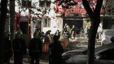 北京大兴区一栋公寓19日火灾致19人死，当局以调查违法建筑为名，限时赶走租住人士，当地逾10万外来人口在严寒中流离失所。