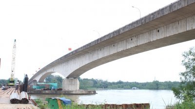 今年8月因桥梁移位的苏丹尤索夫大桥，有望在明年1月开放供小型车辆使用。