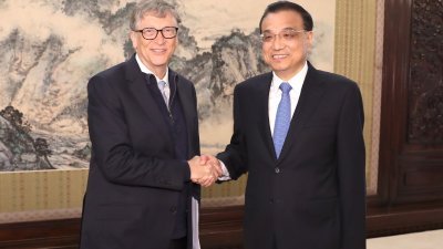 微软公司创始人盖茨（左）11月初到访中国，与中国总理李克强在北京中南海紫光阁会面。