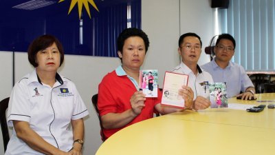 罗文杰（左2）向媒体展示女儿的儿童大马卡、护照和家庭合照。左起为马琇兰、罗添权和赵竟荣。