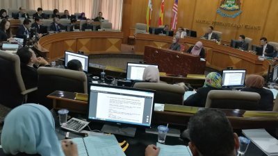 巴生市议会举行常月会议，针对“欠税大户”进行讨论，莫哈末雅希与众市议员意见相左，在会议上引起一番激烈辩论。