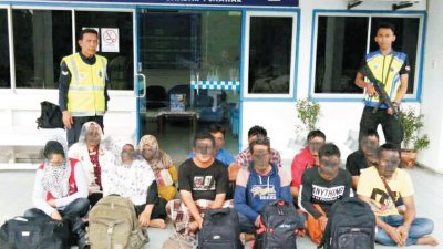 大马海事行动部队成功逮捕12名企图在我国非法出入境的印尼籍人士。