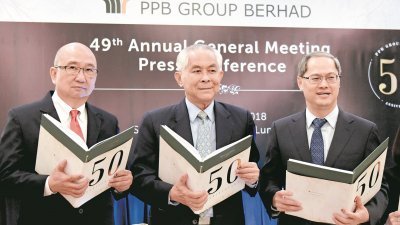 胡兆南（中）联同王汉福（左）及林顺发出席PPB集团股东大会后的记者会。