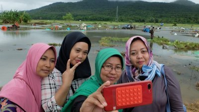 印尼女子索利赫特与朋友在万丹省灾区自拍，惹来批评。
